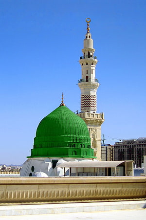 Green Dome and Minaret of the Prophet's Mosque in Medina, Saudi Arabia HD phone wallpaper