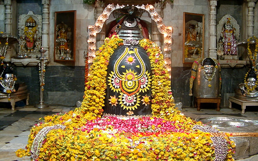 Mahakaleshwar Jyotirlinga Temple in Ujjain Decorated with Marigold Garlands and Sacred Offerings HD wallpaper