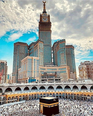 Grand Makkah Clock Tower and Kaaba in Mecca with Pilgrims HD phone wallpaper