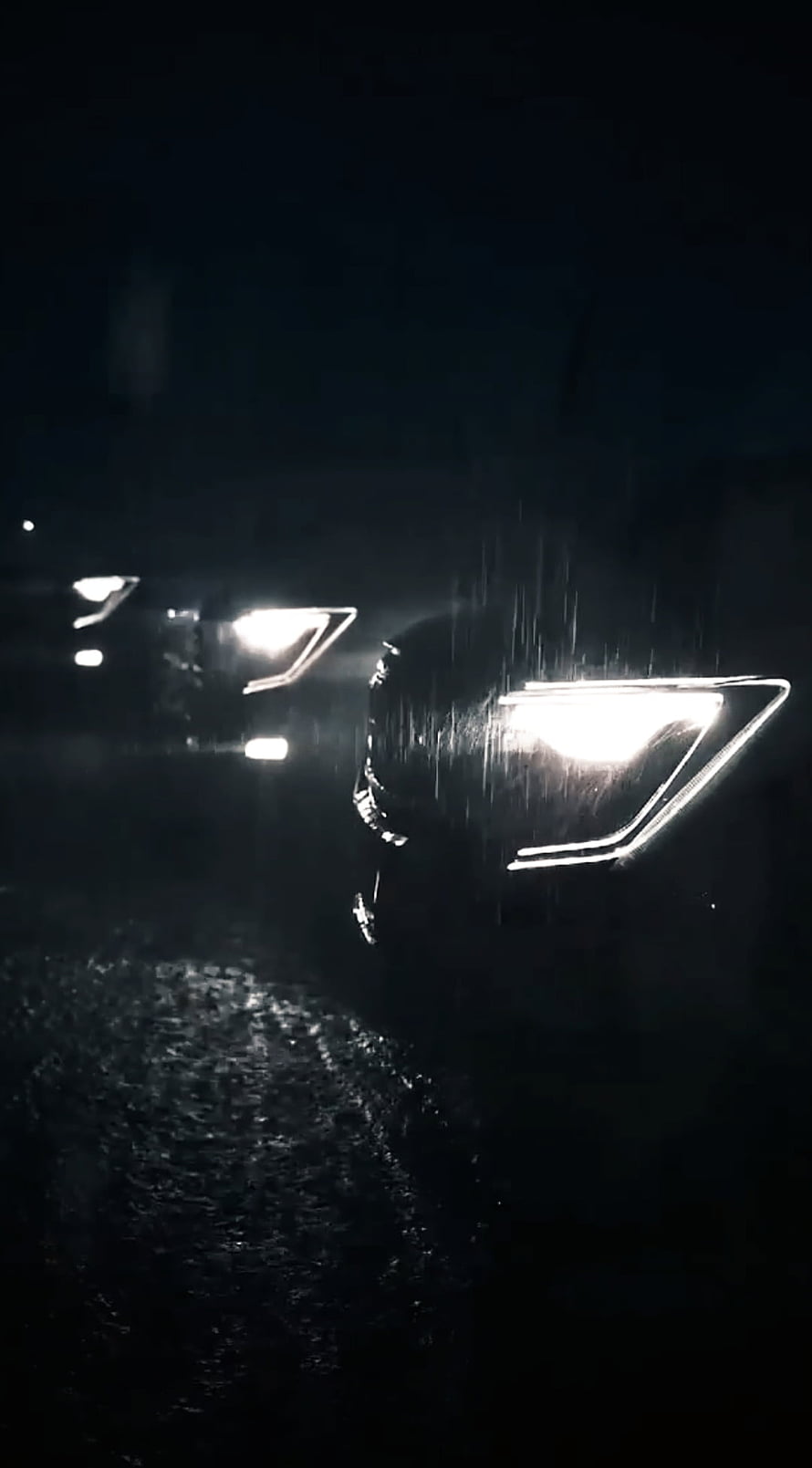 Mahindra XUV700 LED Headlights Illuminating a Rainy Night Road HD phone wallpaper