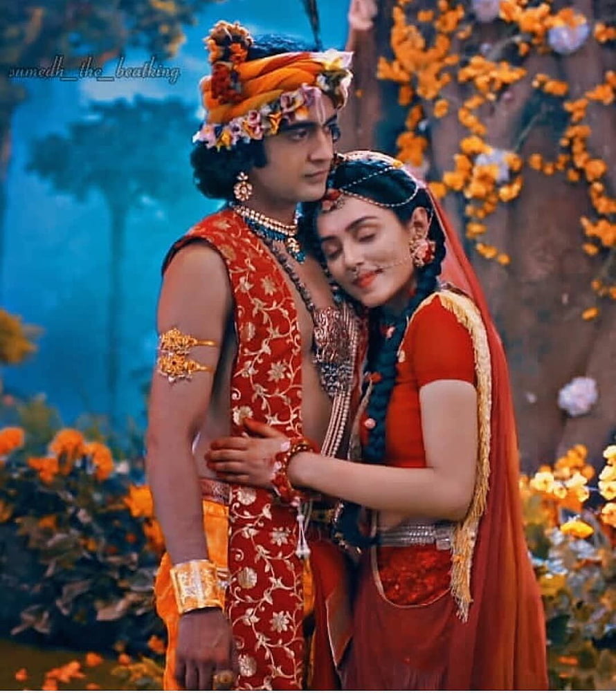 Radha Krishna in Traditional Indian Attire with Floral Garland and Jewelry HD phone wallpaper