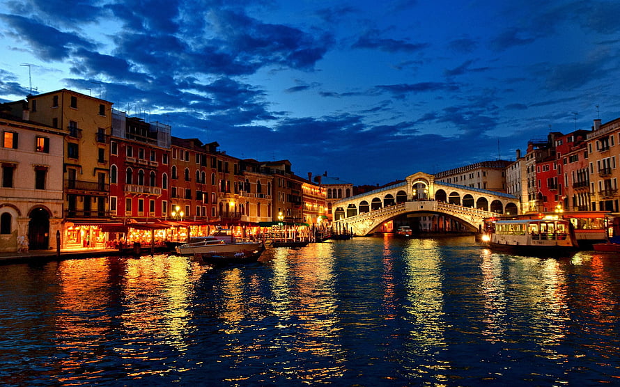 Venice Grand Canal at Dusk with Rialto Bridge and Illuminated Waterfront Buildings HD wallpaper