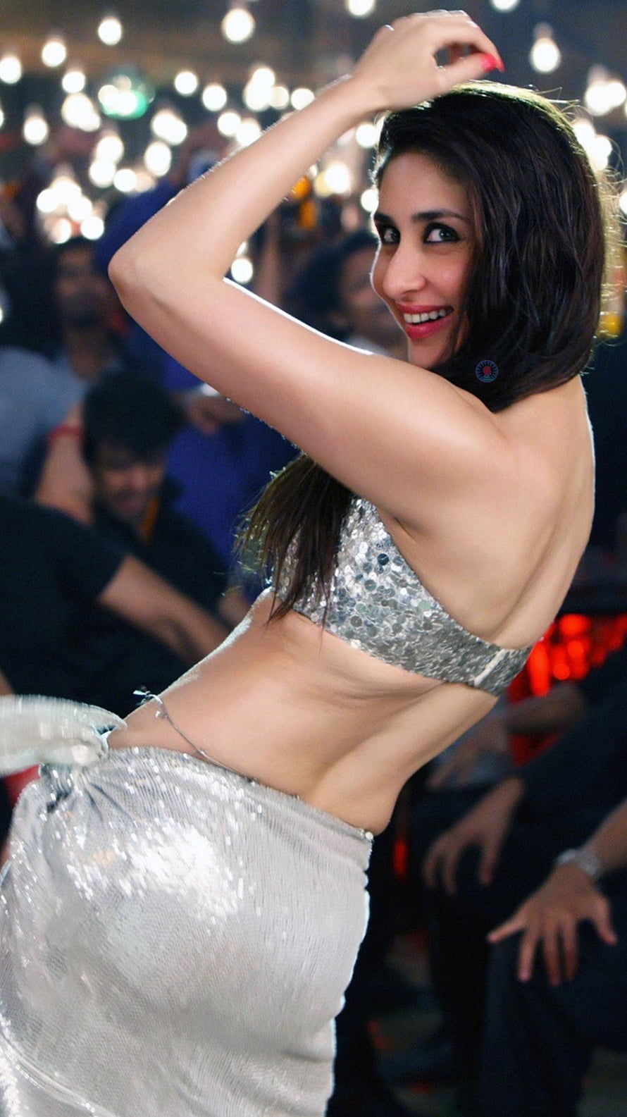 Kareena Kapoor in a Sparkling Silver Sequined Outfit at a Vibrant Event HD phone wallpaper