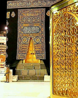 The Golden Door of the Kaaba in Mecca with the Kiswah and Intricate Calligraphy HD phone wallpaper