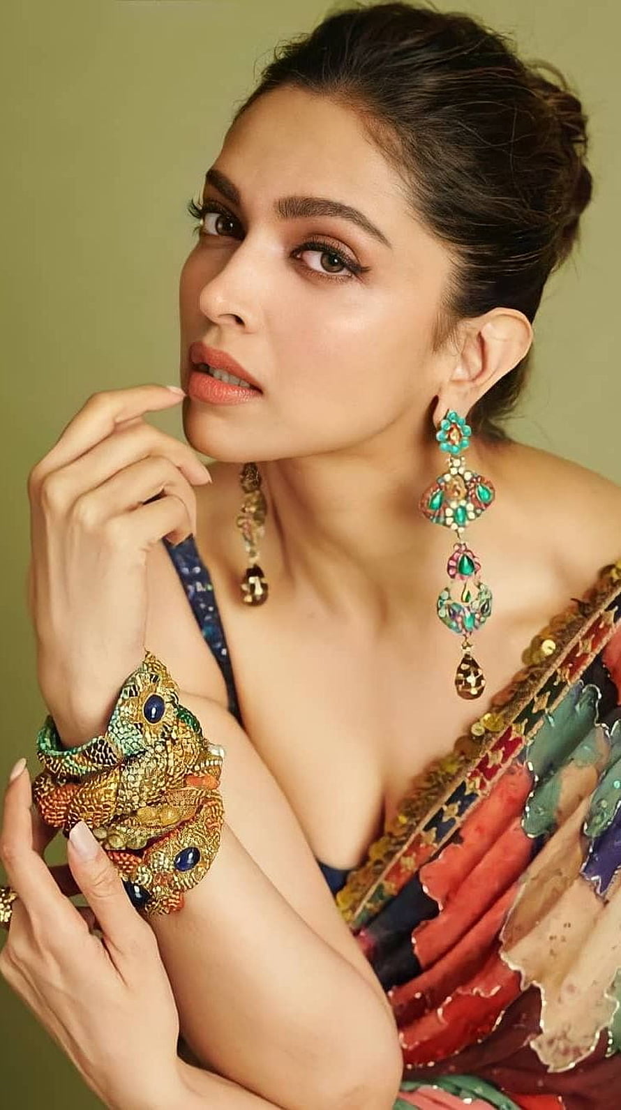 Deepika Padukone in Traditional Saree with Ornate Gold and Gemstone Jewelry HD phone wallpaper
