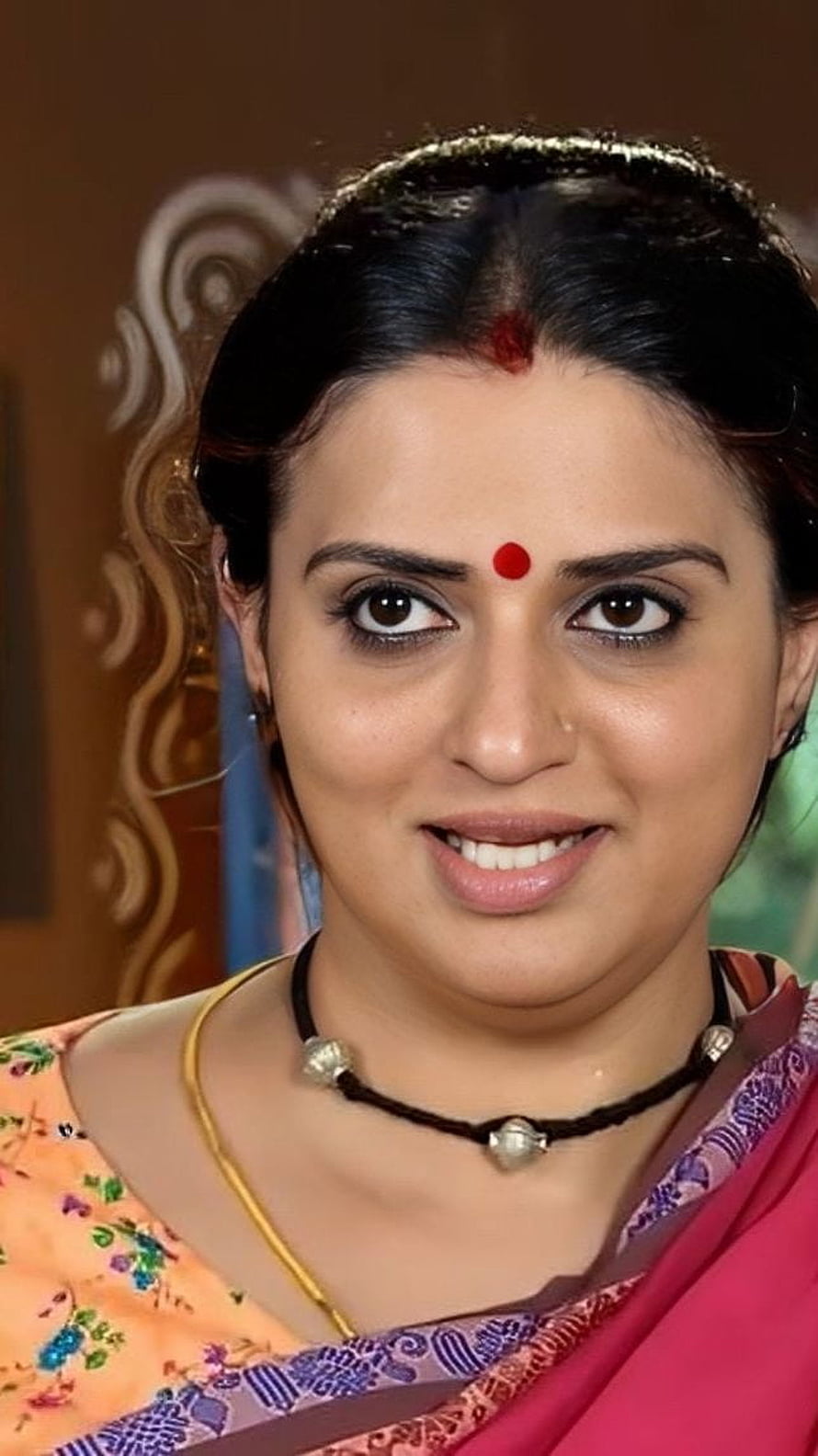 Pavitra Lokesh in Traditional Saree with Red Bindu and Gold Necklace HD phone wallpaper