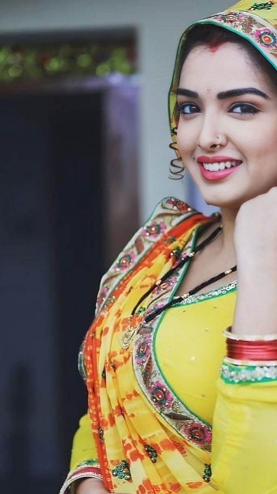 Amarapalli Dubey in Vibrant Yellow Saree with Traditional Bhojpuri Attire HD phone wallpaper