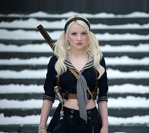 Emily Browning as Edie in Sucker Punch, blonde sailor outfit with katana on snowy stone steps HD wallpaper