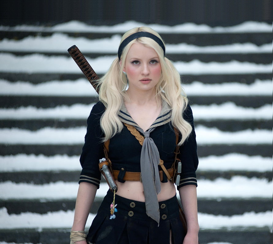 Emily Browning as Edie in Sucker Punch, blonde sailor outfit with katana on snowy stone steps HD wallpaper