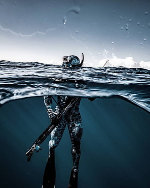 William Leong Spearfishing Underwater Split Level Portrait HD phone wallpaper