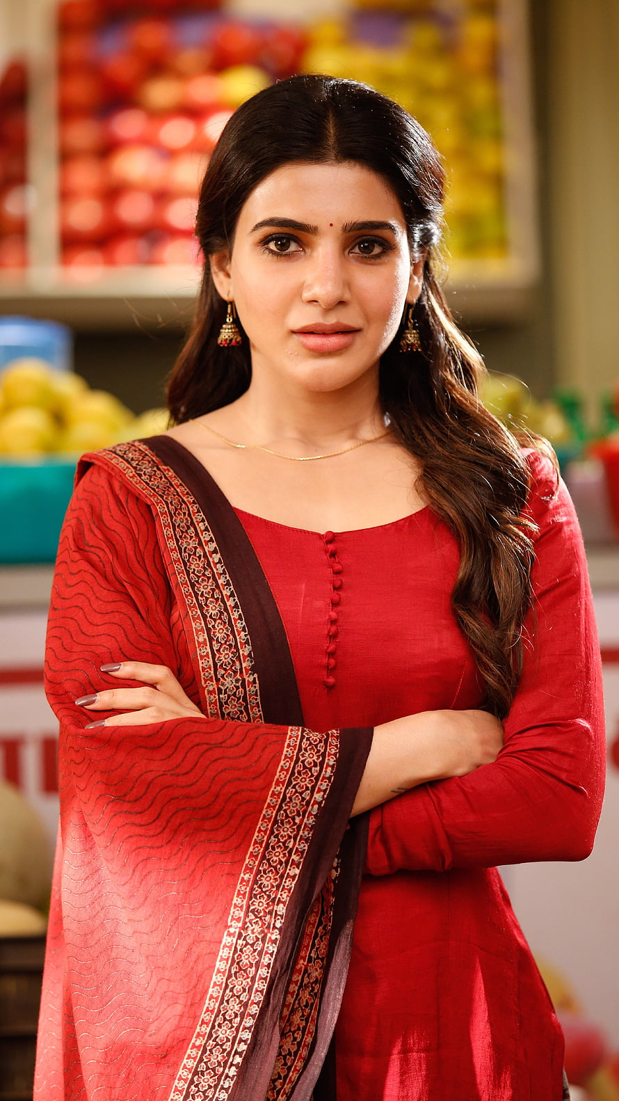 Samantha Akkineni in a red embroidered kurta with a patterned dupatta in a vibrant market setting HD phone wallpaper