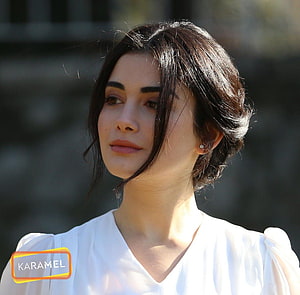 Özge Yağız in Yemin TV Series Wearing White Blouse with Puffed Sleeves HD wallpaper