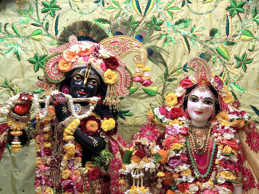 Radha Krishna Murti Adorned With Fresh Flower Garlands And Ornate Temple Jewelry HD wallpaper