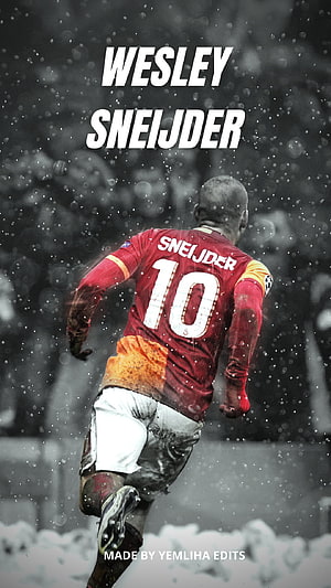 Wesley Sneijder in Galatasaray Kit Running on the Pitch HD phone wallpaper