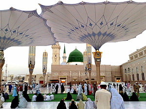 Al Masjid Al Nabawi in Madina Sharif with Green Dome and Prayer Courtyard HD wallpaper