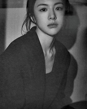 Go Young Jung Black and White Portrait with Soft Lighting and Intense Gaze HD phone wallpaper