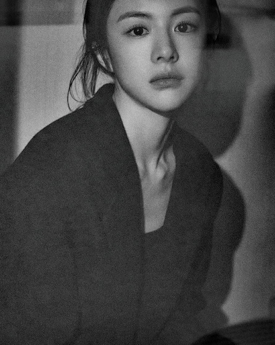 Go Young Jung Black and White Portrait with Soft Lighting and Intense Gaze HD phone wallpaper
