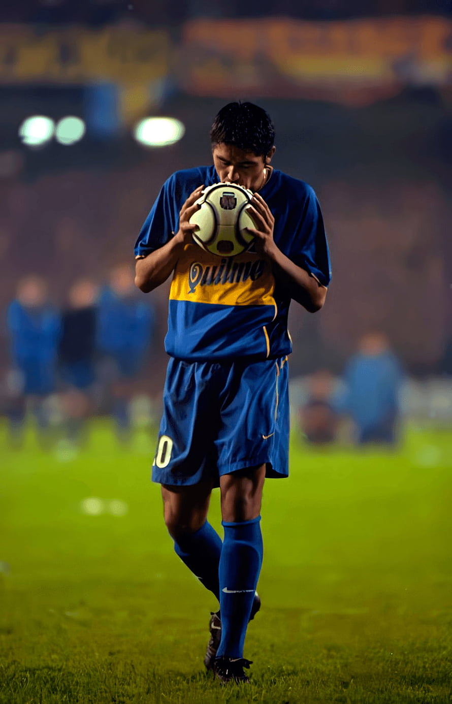 Juan Román Riquelme Kissing Ball in Boca Juniors Kit on the Pitch HD phone wallpaper