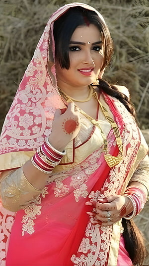 Amarapalli Dubey in Traditional Pink Saree with Gold Jewelry and Henna HD phone wallpaper