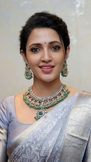 Neha Shetty in Silver Zari Saree with Emerald and Pearl Bridal Jewelry HD phone wallpaper