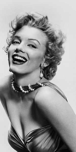 Marilyn Monroe Classic Black and White Portrait with Pearl Necklace and Diamond Earrings HD phone wallpaper