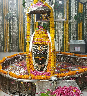 Mahakal Temple Ujjain Shiva Idol Adorned With Marigold Garlands And Flower Offerings HD phone wallpaper