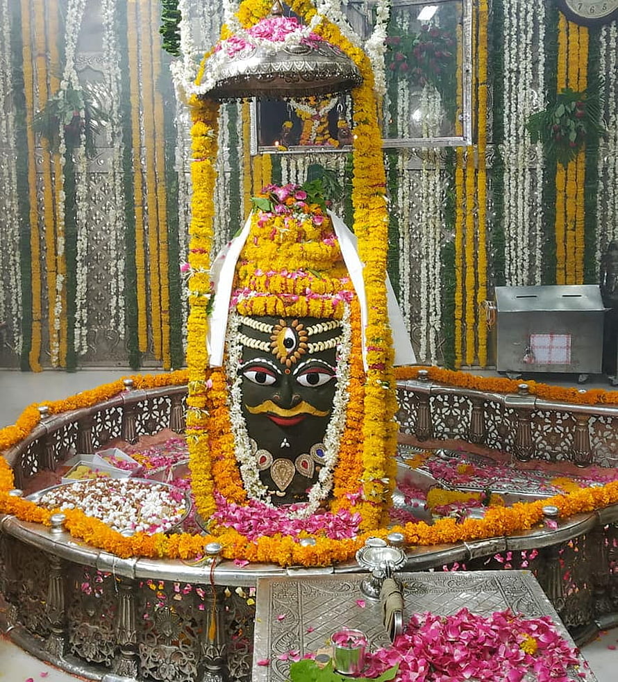 Mahakal Temple Ujjain Shiva Idol Adorned With Marigold Garlands And Flower Offerings HD phone wallpaper