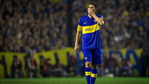 Juan Roman Riquelme in Boca Juniors Kit Kissing Hand on Football Pitch HD wallpaper