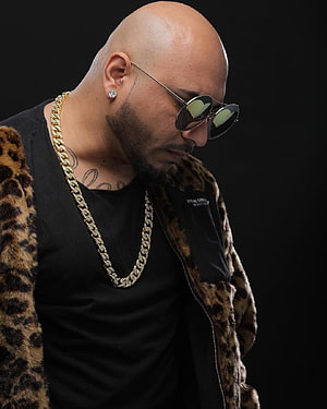 B Praak in Leopard Print Jacket and Gold Chain with Round Sunglasses HD phone wallpaper