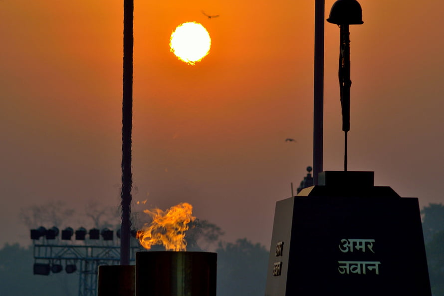 Amar Jawan Jyoti Eternal Flame at India Gate Memorial at Sunset HD wallpaper
