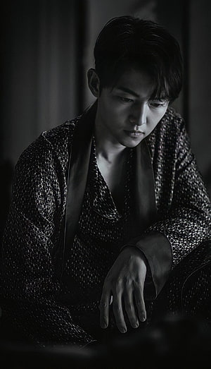 Song Joong Ki in moody monochrome portrait wearing textured patterned robe HD phone wallpaper