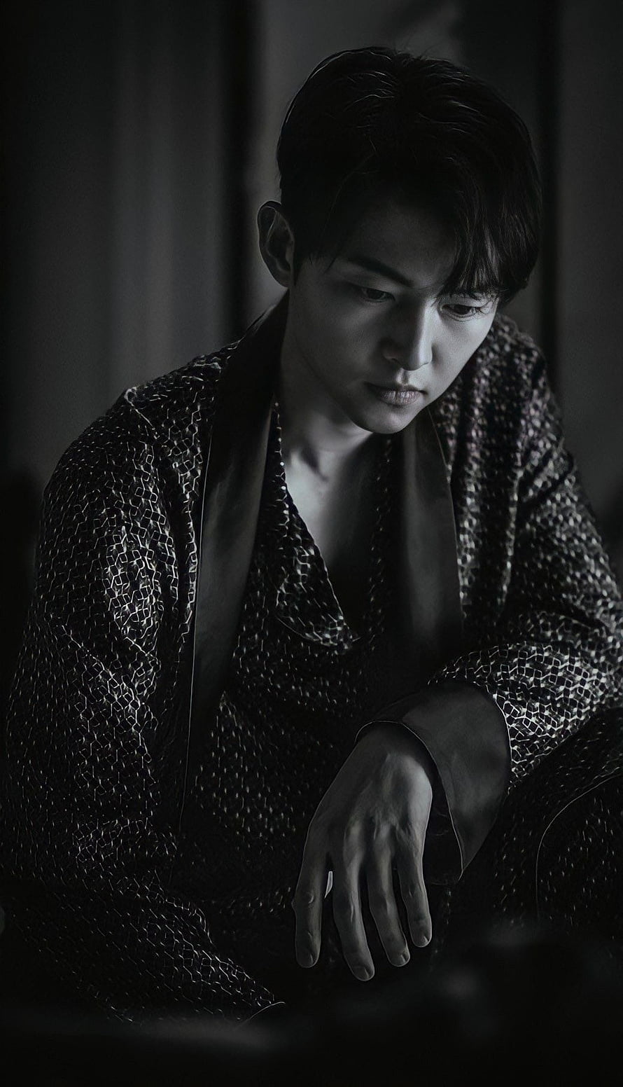 Song Joong Ki in moody monochrome portrait wearing textured patterned robe HD phone wallpaper
