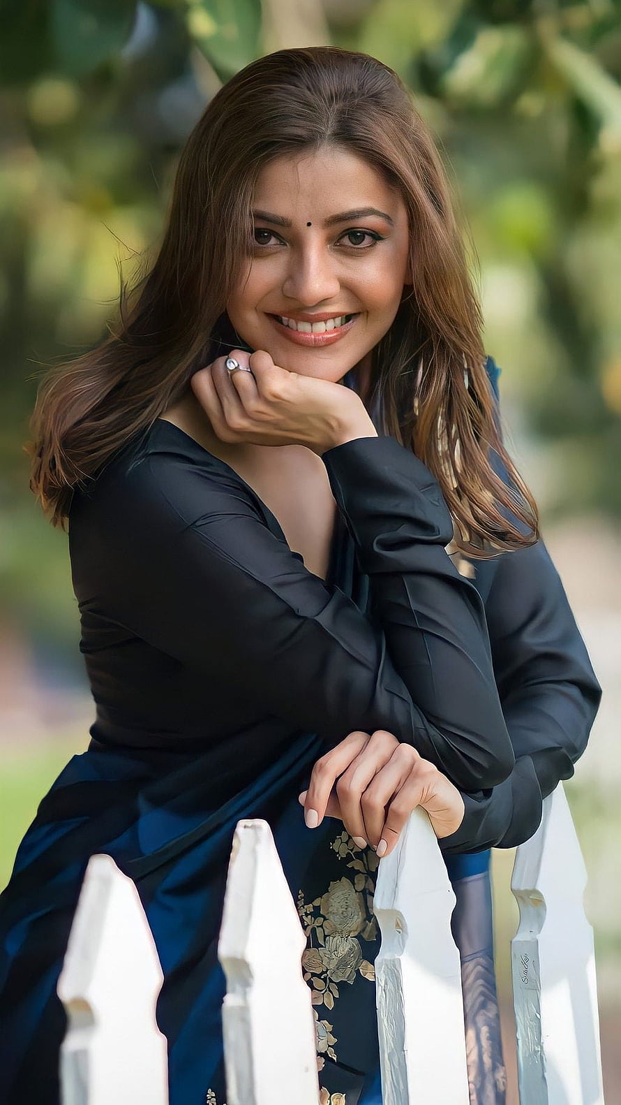 Kajal Agarwal in Black Blouse and Blue Saree Leaning on White Fence HD phone wallpaper
