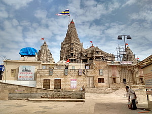 Dwarkadhish Temple in Dwaraka, Gujarat: Ancient Hindu Shrine with Ornate Shikhara and Stone Architecture HD wallpaper