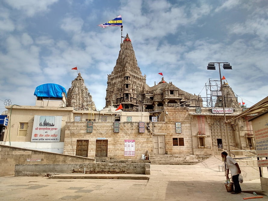 Dwarkadhish Temple in Dwaraka, Gujarat: Ancient Hindu Shrine with Ornate Shikhara and Stone Architecture HD wallpaper