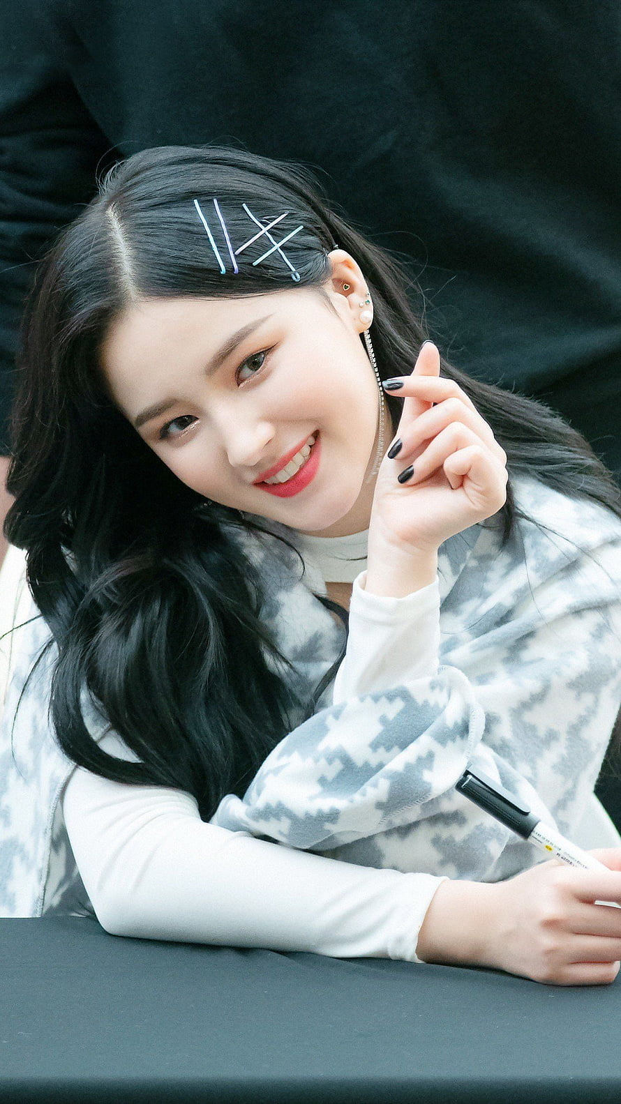 Nancy from MAMAMOO smiling at a fan event with hair clips and a marker pen HD phone wallpaper