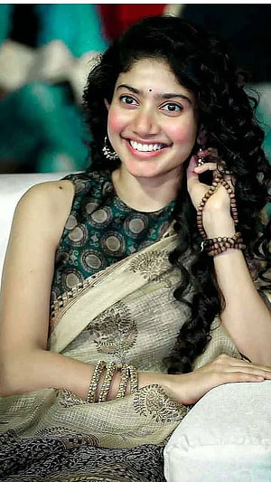 Sai Pallavi in Traditional Saree with Gold Jewelry and Wooden Beads HD phone wallpaper
