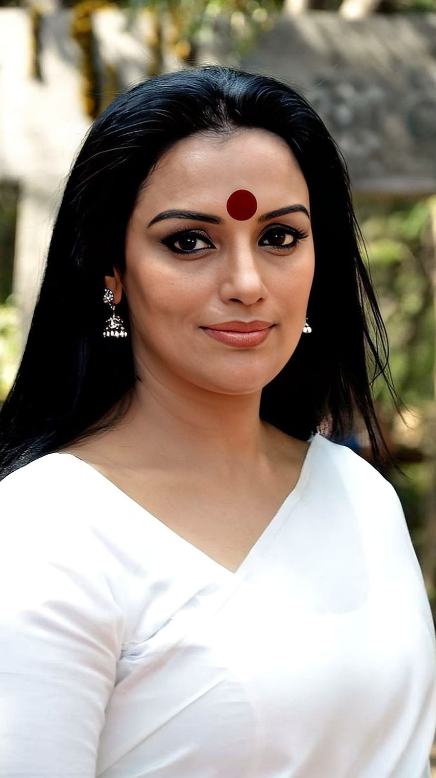 Swetha Menon Portrait in White Saree with Traditional Jewelry and Red Bindu HD phone wallpaper