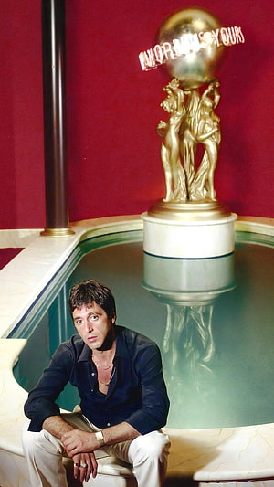 Al Pacino as Tony Montana in Scarface with the World Is Yours Trophy HD phone wallpaper
