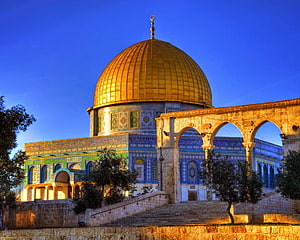 Dome of the Rock in Jerusalem at Dusk with Golden Dome and Blue Tilework HD wallpaper