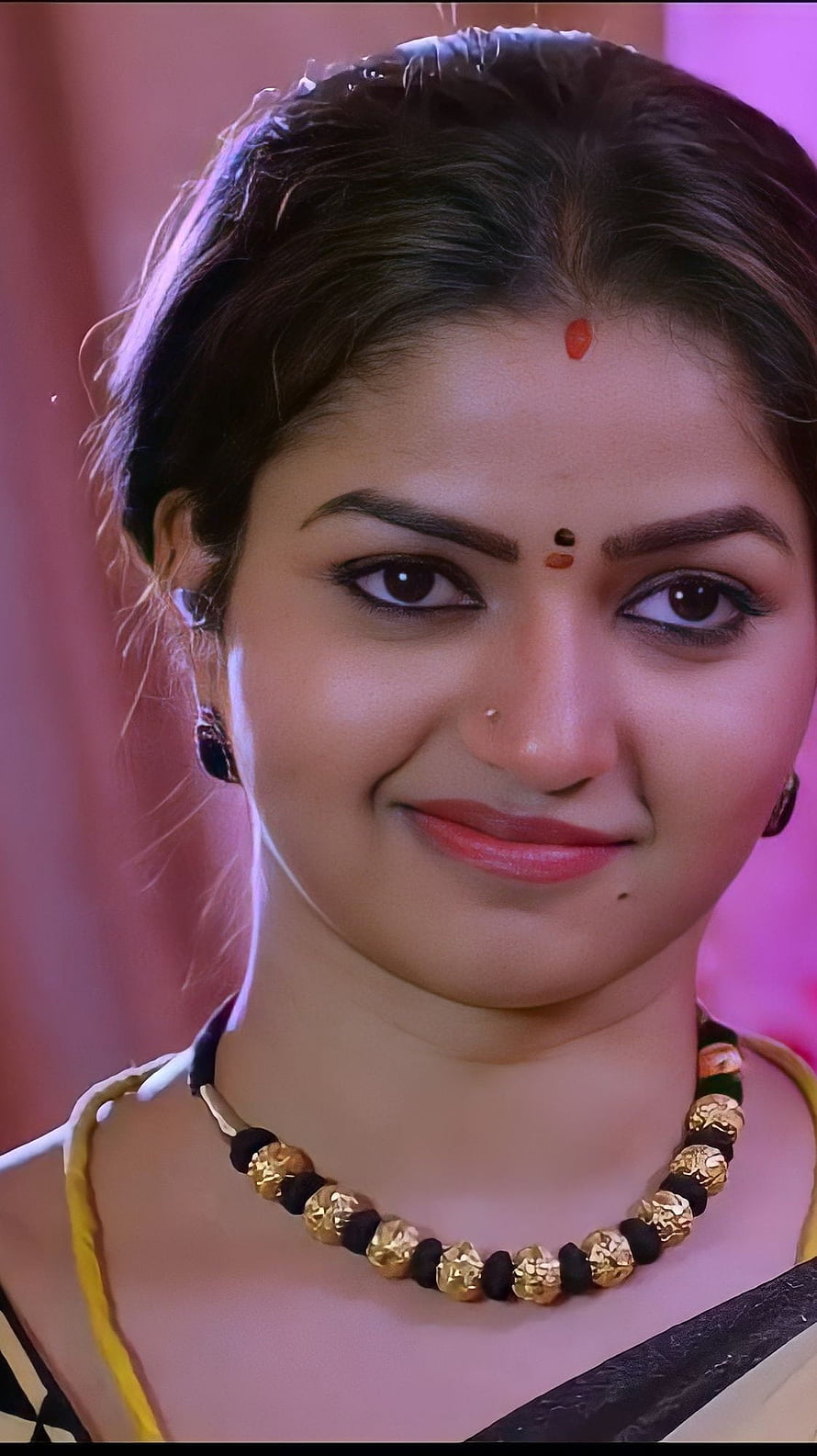 Nithya Ram Tamil Serial Actress Portrait in Traditional Saree with Gold Bead Necklace HD phone wallpaper