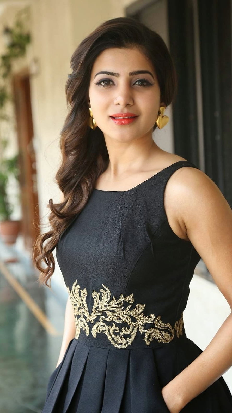 Samantha Ruth Prabhu in Black Dress with Gold Embroidery and Heart Earrings HD phone wallpaper