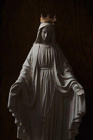 Crowned Virgin Mary Statue with Rosary in Dramatic Low-Key Lighting HD phone wallpaper