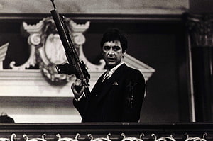 Scarface Movie Still: Tony Montana Holding an M16 Rifle in a Black and White Scene HD wallpaper