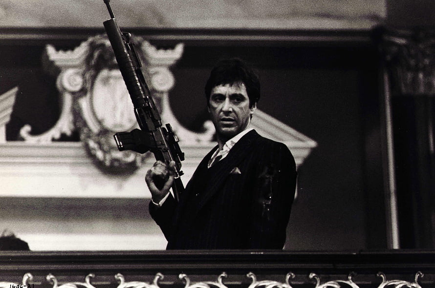 Scarface Movie Still: Tony Montana Holding an M16 Rifle in a Black and White Scene HD wallpaper