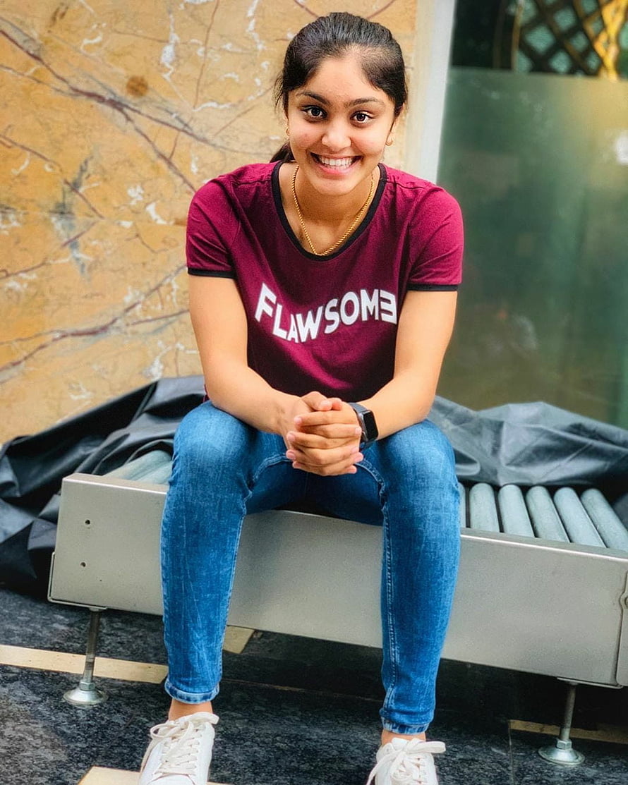 Harleen Deol in Maroon Flawsome Tee and Blue Jeans HD phone wallpaper