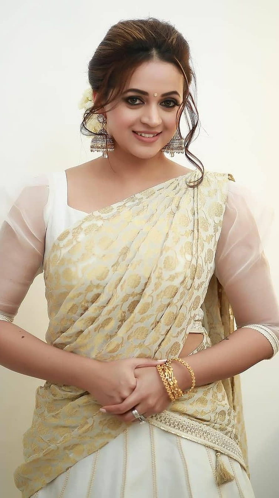 Elegant Woman in Cream and Gold Saree with Traditional Jewelry HD phone wallpaper