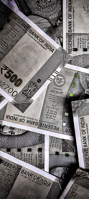 Close-up of Indian 500 Rupee Banknotes Scattered in Monochrome HD phone wallpaper