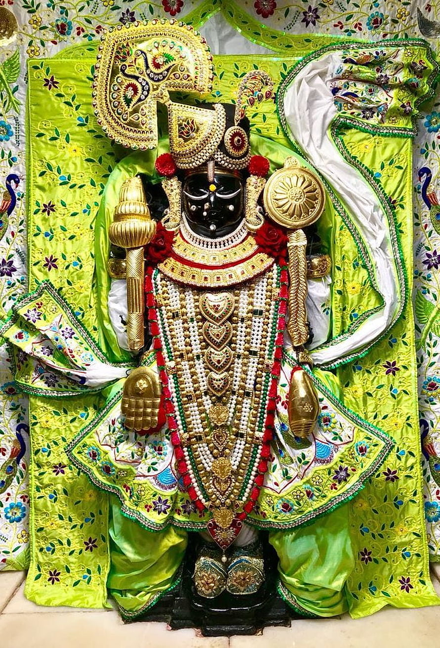 Dwarkadhish Krishna Temple Deity Adorned in Gold Jewelry and Green Silk Garments HD phone wallpaper
