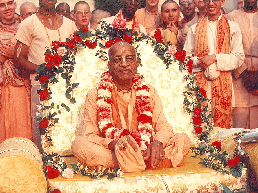 Srila Prabhupada Seated in Meditation Surrounded by Devotees and Floral Garlands HD wallpaper